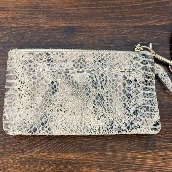 Elliott Lucca Women’s wristlet envelope wallet snakeskin print leather silver ch - Picture 4 of 7
